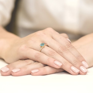Pierścionek serce z Topazem 1,20ct i Brylantami z żółtego złota próby 585. W-0050T